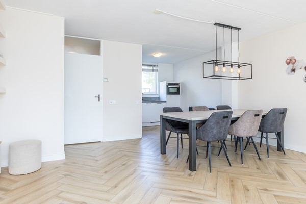 Foto - Verkocht onder voorbehoud: Instapklare ruime tussenwoning uit 1997 met 3 slaapkamers, moderne badkamer, tuin en garage in Heerlen